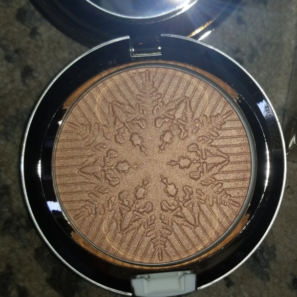 MAC Cosmetics "Here Comes Joy" Face Powder - Picture 2 of 3